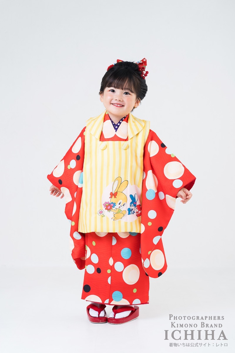 retro_kimono's tweet photo. 3歳の七五三。

「被布姿」と「帯姿」
どちらを写真に残したいですか？

私は着物屋なので、
どちらにも良さがあって毎回迷います。

ふわっと可愛い被布。
ちょっとお姉さんに見える帯姿。

もし1つしか選べないとしたら、

①被布
②帯

どちらを選びますか？ https://t.co/50EhrrwJYL