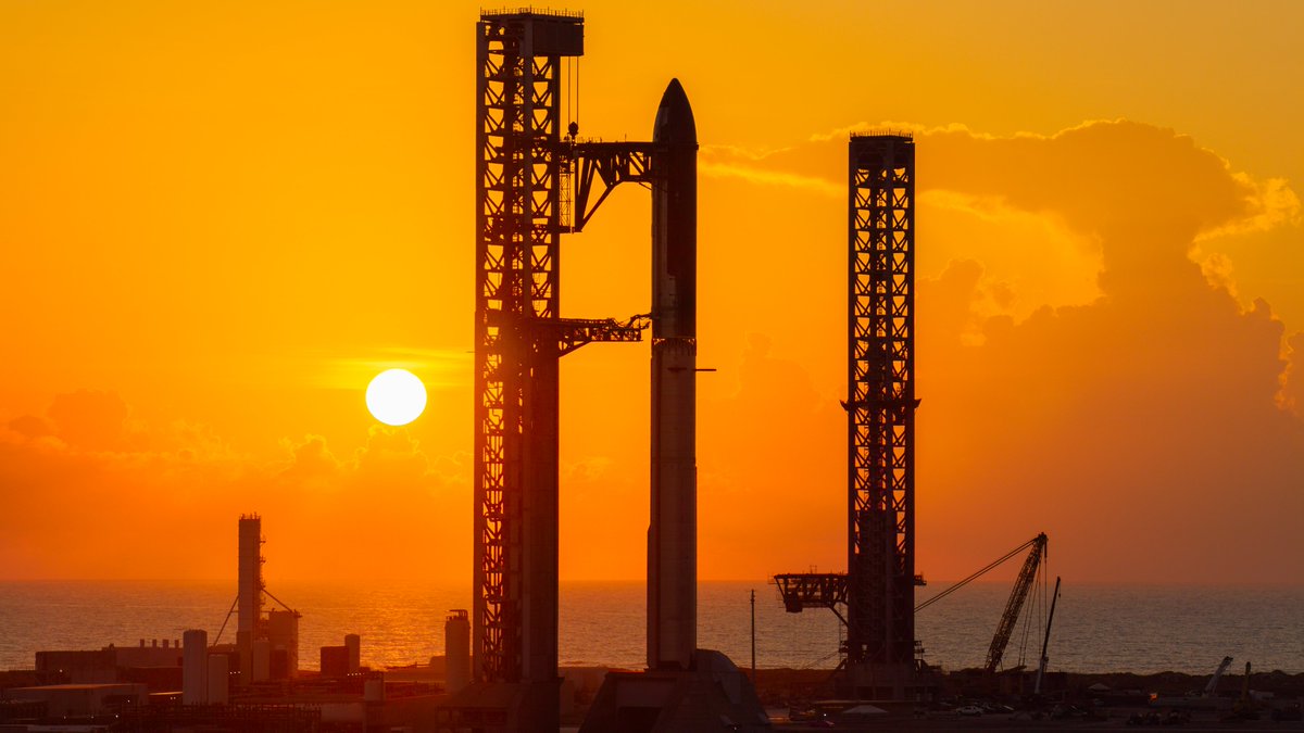 SpaceX's tweet photo. Sunrise at Starbase. Opportunistic full stack testing is planned ahead of Flight 14's launch, which is on track for Monday, Sept. 28, pending regulatory approval https://t.co/VnwI5v4eXQ