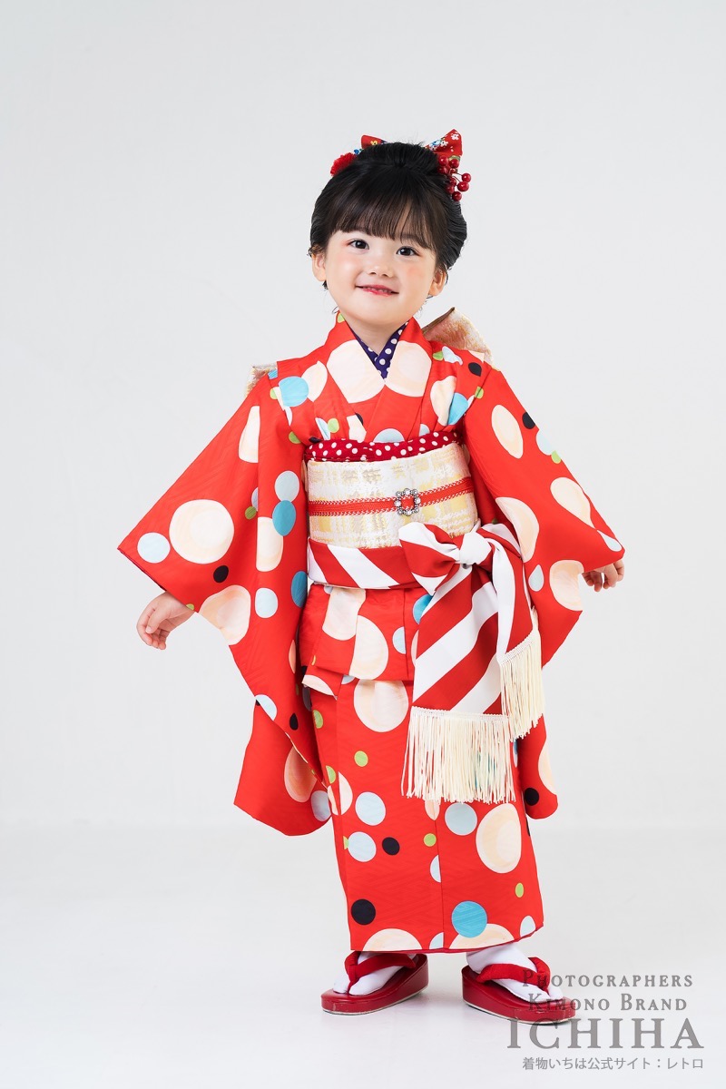 retro_kimono's tweet photo. 3歳の七五三。

「被布姿」と「帯姿」
どちらを写真に残したいですか？

私は着物屋なので、
どちらにも良さがあって毎回迷います。

ふわっと可愛い被布。
ちょっとお姉さんに見える帯姿。

もし1つしか選べないとしたら、

①被布
②帯

どちらを選びますか？ https://t.co/50EhrrwJYL