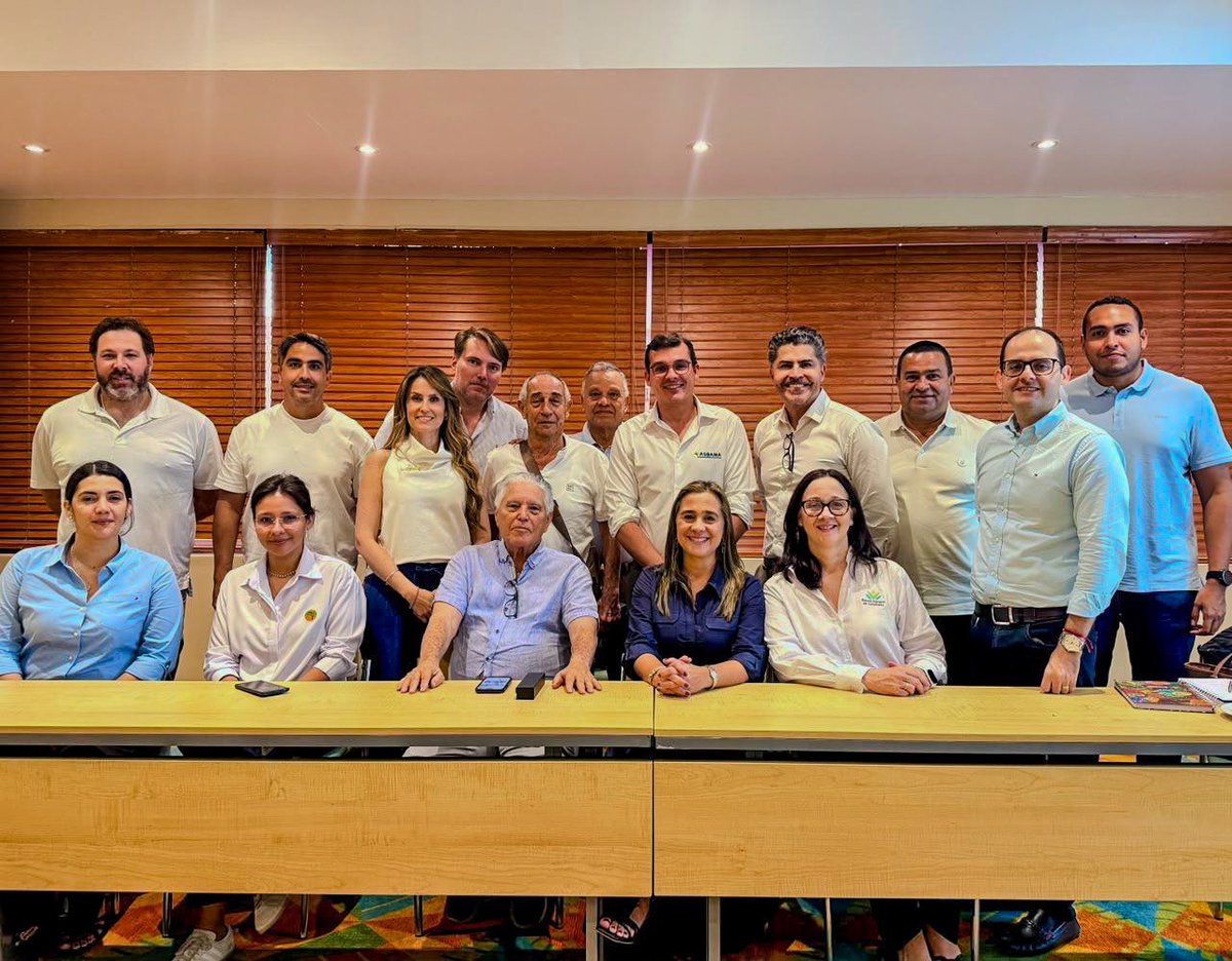 BancoAgrario's tweet photo. ¡Hoy nos reunimos en Santa Marta (Magdalena)📍 con @asbama_!

Escuchamos las expectativas de representantes de 10 empresas del sector bananero 🍌 y pusimos a su disposición nuevas líneas de crédito y de compra de cartera.

¡Seguimos apoyando la agroindustria para llegar a más lugares del mundo 🌏 con la producción del campo colombiano! 🇨🇴🤝