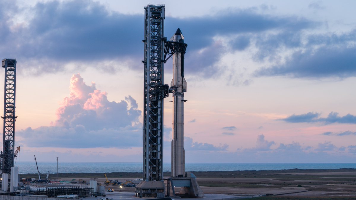 SpaceX's tweet photo. Sunrise at Starbase. Opportunistic full stack testing is planned ahead of Flight 14's launch, which is on track for Monday, Sept. 28, pending regulatory approval https://t.co/VnwI5v4eXQ