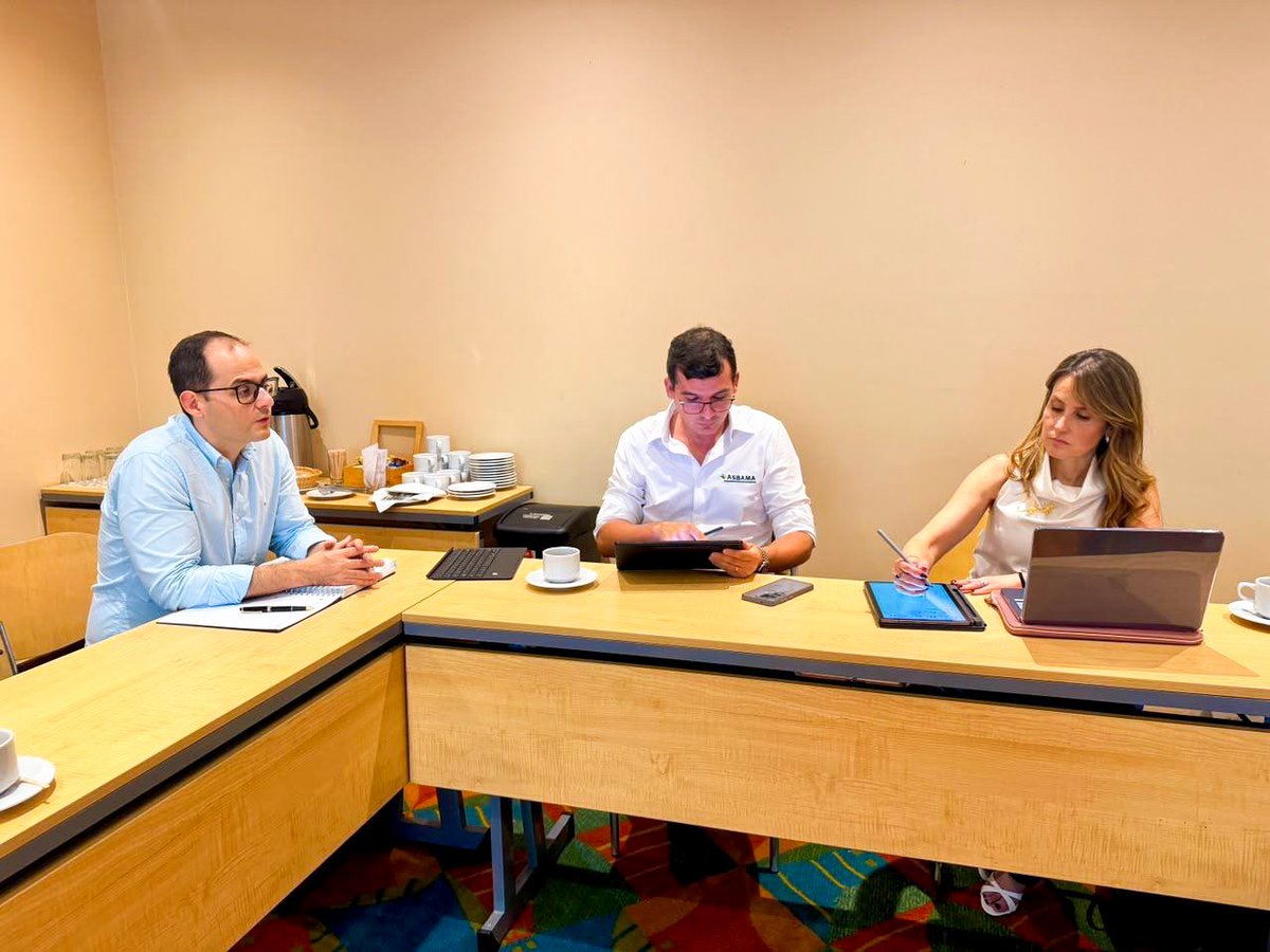 BancoAgrario's tweet photo. ¡Hoy nos reunimos en Santa Marta (Magdalena)📍 con @asbama_!

Escuchamos las expectativas de representantes de 10 empresas del sector bananero 🍌 y pusimos a su disposición nuevas líneas de crédito y de compra de cartera.

¡Seguimos apoyando la agroindustria para llegar a más lugares del mundo 🌏 con la producción del campo colombiano! 🇨🇴🤝