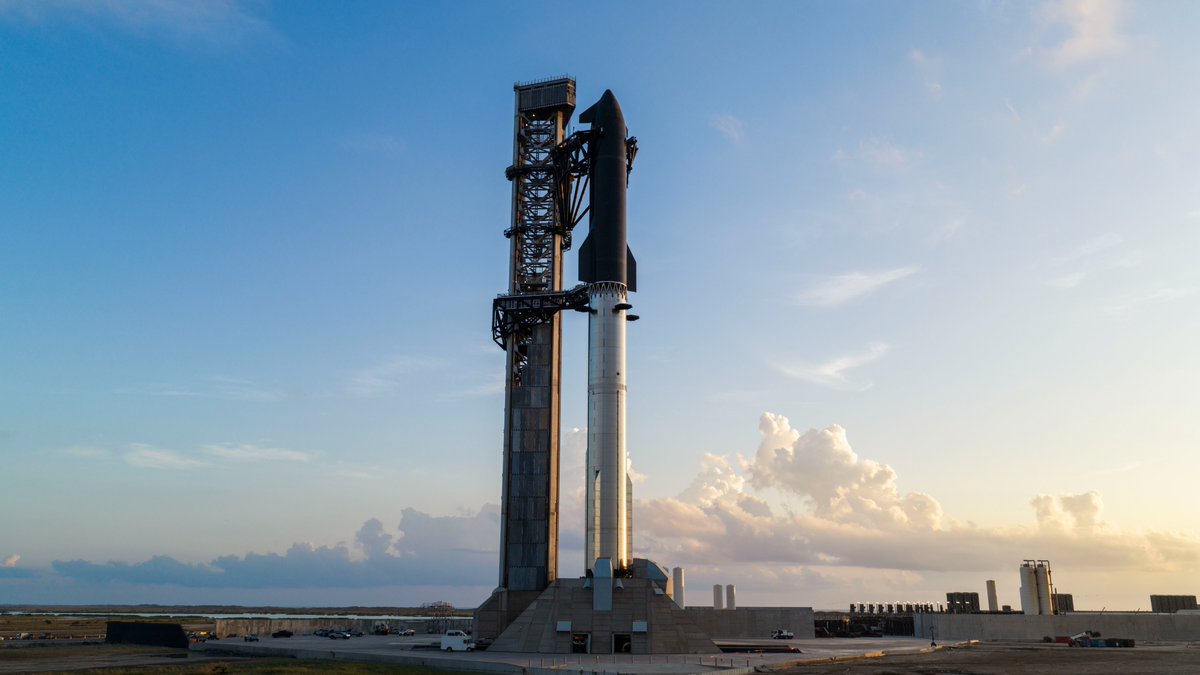SpaceX's tweet photo. Sunrise at Starbase. Opportunistic full stack testing is planned ahead of Flight 14's launch, which is on track for Monday, Sept. 28, pending regulatory approval https://t.co/VnwI5v4eXQ