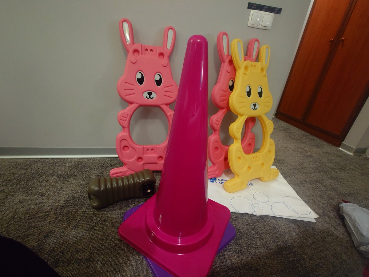 bonjourenchante's tweet photo. ホテルの部屋が工事現場
ピンクコーンはノルジに
黄色うさちゃんはウムカが大きくなってからあげるそうです
#ノボシビルスク動物園
#ノボシビルスク動物園ツアー
#札幌ノボシビルスク協会
#ホッキョクグマ
#Nordi
#Shayna
#Belka
#Strelka
#Umka
#Gerda
#Kai https://t.co/wbIGeKMWcl