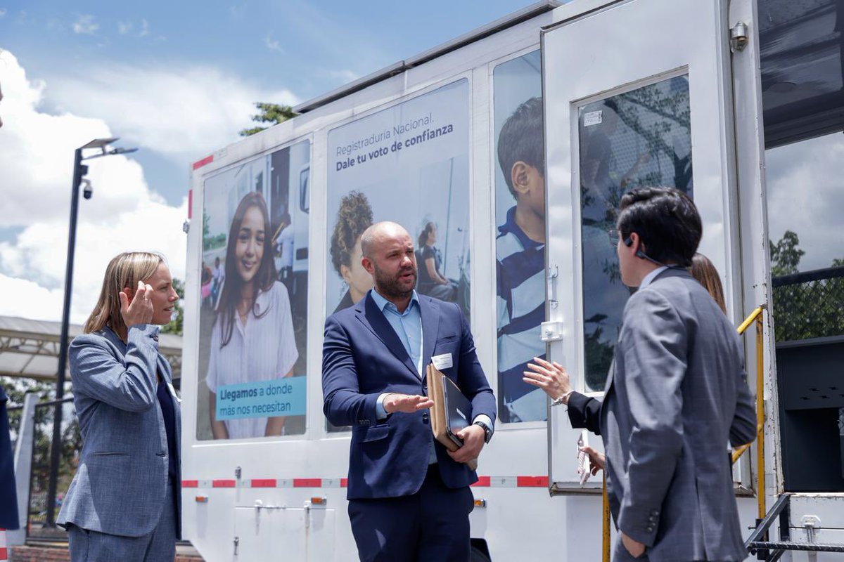 Registraduria's tweet photo. Funcionarios del Centro Nacional de Identidad de Noruega (Nasjonalt ID-senter) conocieron el proceso de producción de la cédula digital en Colombia.

Conocieron en tiempo real el proceso de enrolamiento, producción y los componentes y elementos de seguridad de este documento. 

El encuentro también permitió intercambiar experiencias sobre los procedimientos, avances y retos en materia de registro civil e identificación.