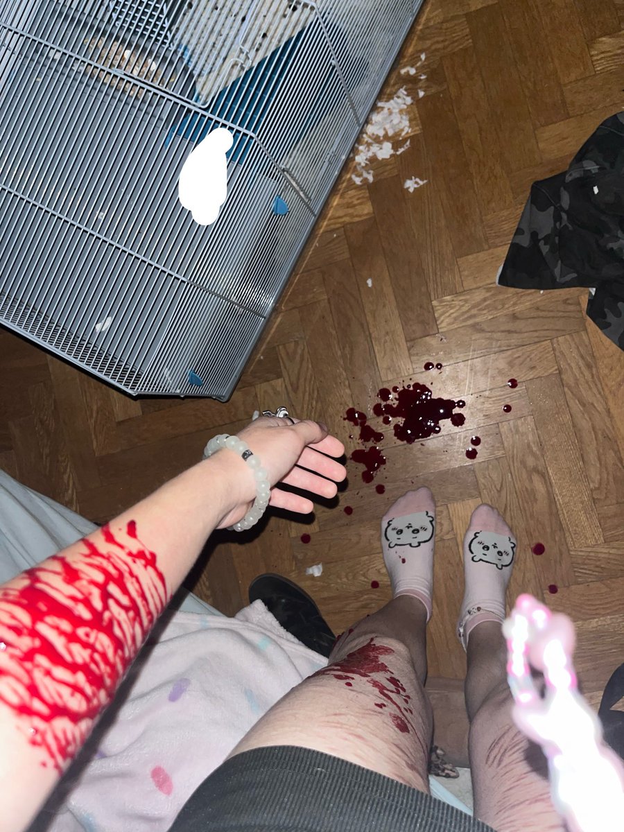 rikripp's tweet photo. fake blood sangre falsa fake body cuerpo falso https://t.co/JYnCgRmuCc