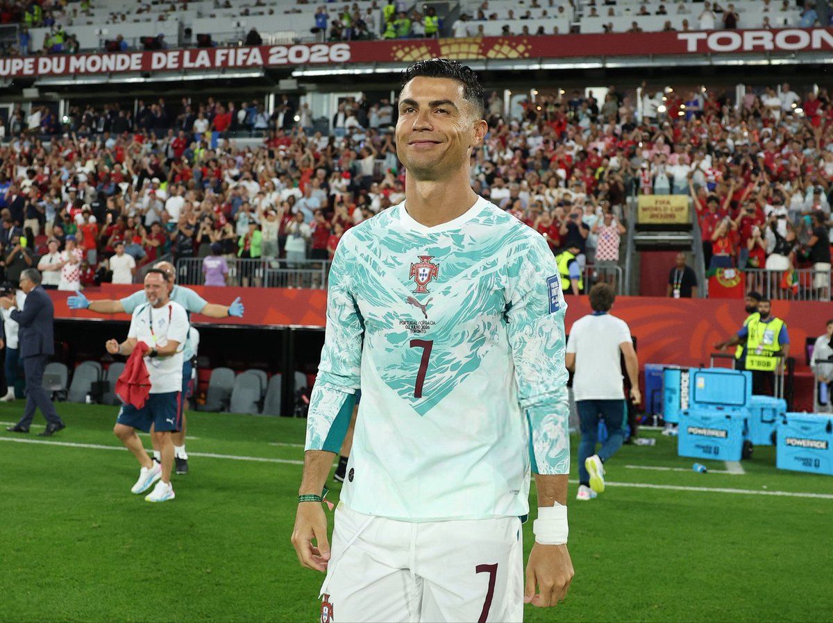 AskKora's tweet photo. 🚨🚨———-عاااااااااااجل————🚨🚨

🗣️ كريستيانو رونالدو:

إذا لم تعد البرتغال تريد الاعتماد عليّ
أستطيع المغادرة من اليوم
لا مشكلة لدي في ذلك

أو حتى الرئيس
عندما لا يريدون الاعتماد عليّ في المنتخب
سأكون أول من يكلّمهم

إذا اعتمدوا عليّ أعتمد عليهم
والشعب البرتغالي يعتمد عليّ
لذلك أواصل اللعب مع المنتخب

المصدر: فابريزيو رومانو
🇵🇹🔥