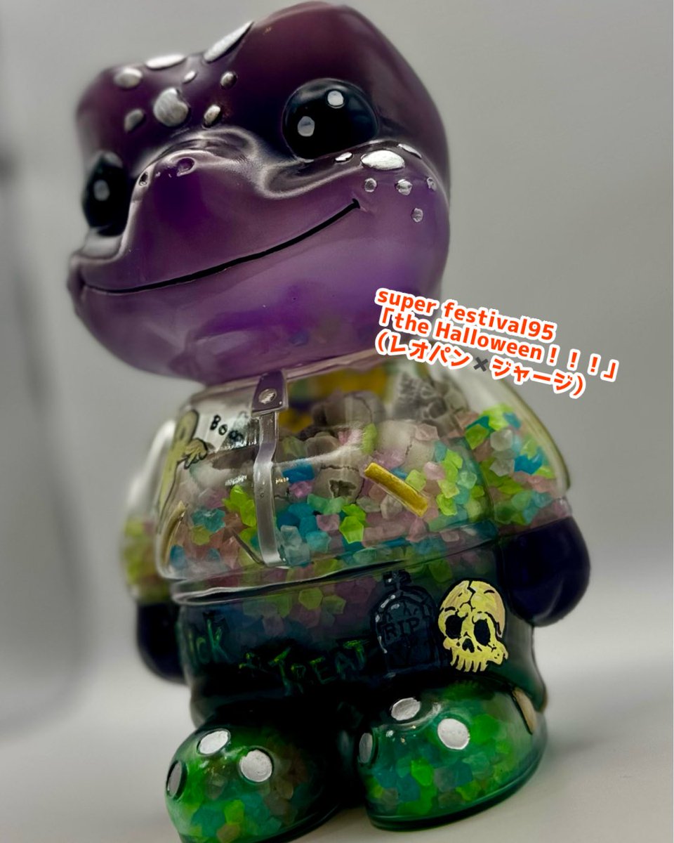 KinsHouse91083's tweet photo. こちらはちょっと不気味だけど賑やかで可愛いハロウィンをイメージしました🎃
中も蓄光で骸骨モリモリ☠️
スーパーフェスティバルH-19
くおんソフビさんとの合同出店！
お待ちしております！
 #スーフェス95 #スーパーフェスティバル95 #ソフビ #ハロウィン #sofubi https://t.co/rx8jrwuJoW