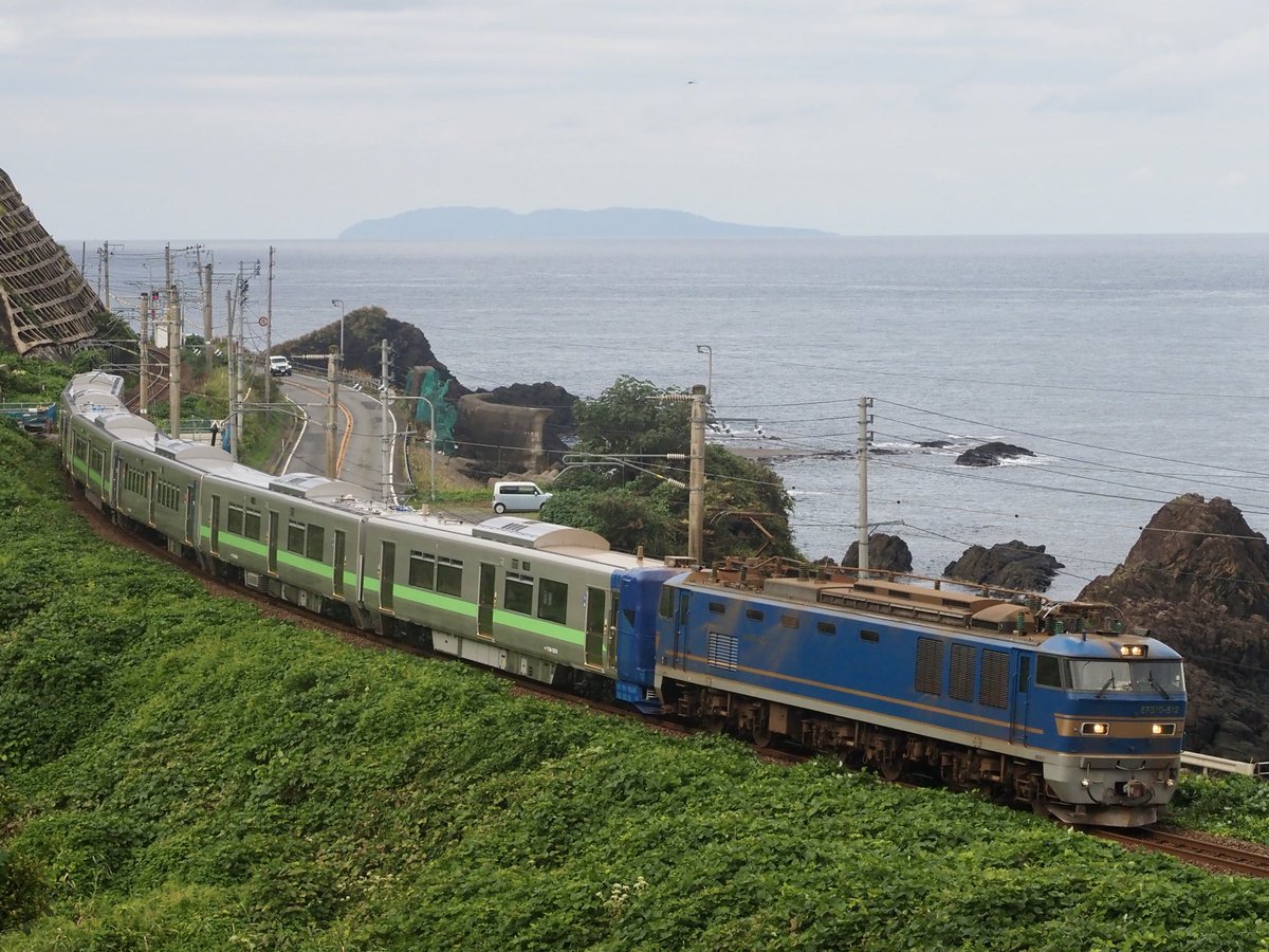 kd_5249's tweet photo. 2026.9.24
8561レ
JR北海道739系3000番台甲種輸送
EF510-512[富]+クハ739-3101他,6B
小岩川〜あつみ温泉間にて
初の羽越本線での撮影で有名撮影地の小岩川へ｡日本海､そして遠くに粟島と一緒に撮る事ができました。 https://t.co/D5uVxGjyOf