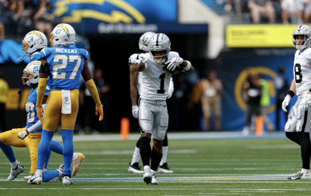 Leo_SM32's tweet photo. El trabajo que han hecho Kubiak y el Coach  @CoachZRaiders con los WRs de los Raiders está siendo enorme. Es prácticamente el mismo grupo de receptores del año pasado, pero hoy se percibe un nivel de talento y upside completamente distinto. Gran parte de ese salto viene de cómo los han desarrollado.

El ejemplo más claro es Tre Tucker. Y no me malinterpreten: talento ya tenía. Pero en estos dos partidos ha sido uno de los mejores WRs de la liga y hay varias cosas en su juego que lo están elevando respecto al año pasado.

Mejores breaks y, sobre todo, una capacidad mucho mayor para ajustar su depth y width en el top de la ruta. Esta es una de las herramientas más poderosas que puede tener un WR, algo que el propio JSN domina a un nivel élite.

Otra es la manipulación del leverage mientras corre su stem. Incluso sus pisadas, mientras sigue ganando altura, han cambiado muchísimo. El año pasado era muy agresivo verticalmente y, en esencia, eso era todo. Hoy lo ves utilizar pasos pequeños horizontales, hesi, atacar el leverage del CB y manipular su trayectoria para preparar su break.

Es un cambio enorme en la forma en la que está corriendo sus rutas, y eso viene directamente del trabajo del staff.