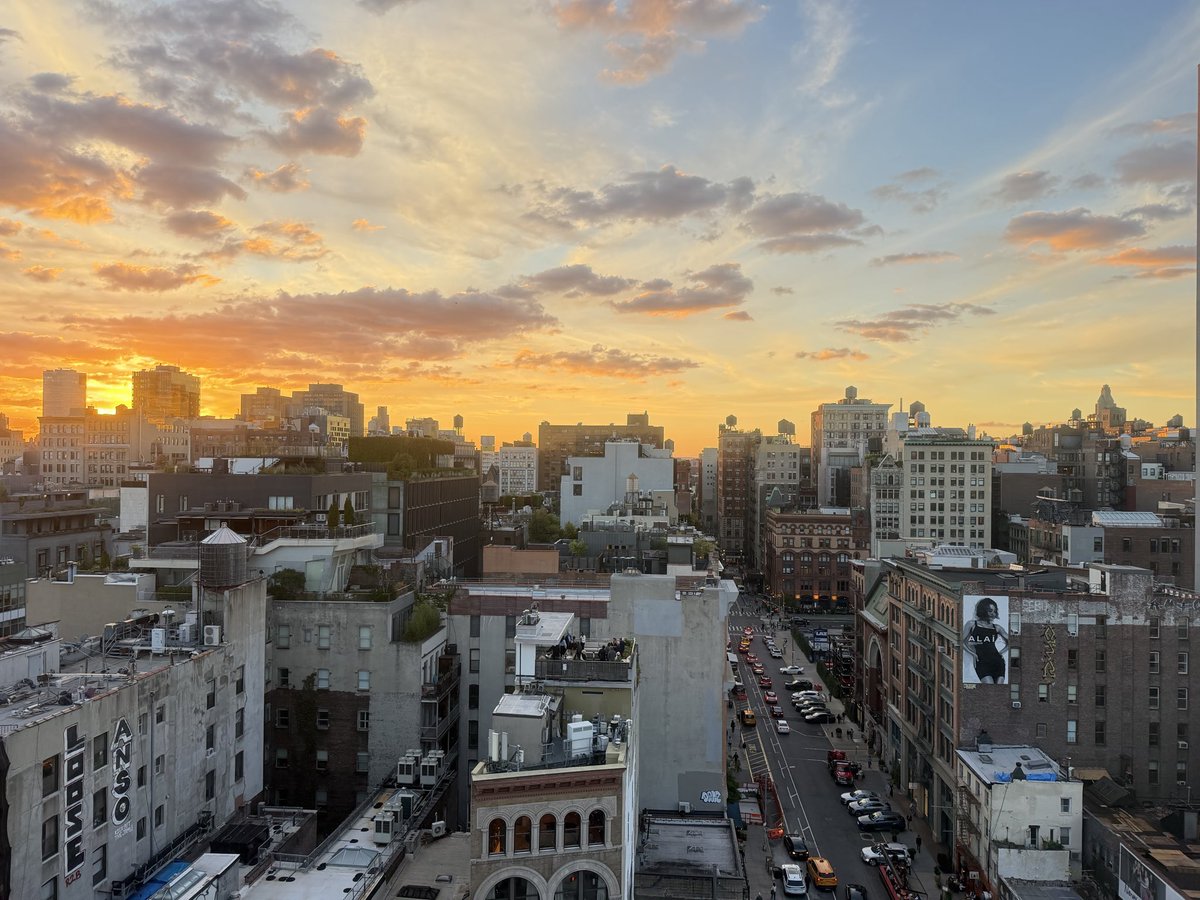 simonmontefiore's tweet photo. A thrilling sunset as I arrive in NYC to launch my new book:
The Cauldron: the Making of the Modern Middle East

Out on 29 Sept @AAKnopf https://t.co/N1dfQsDdhM