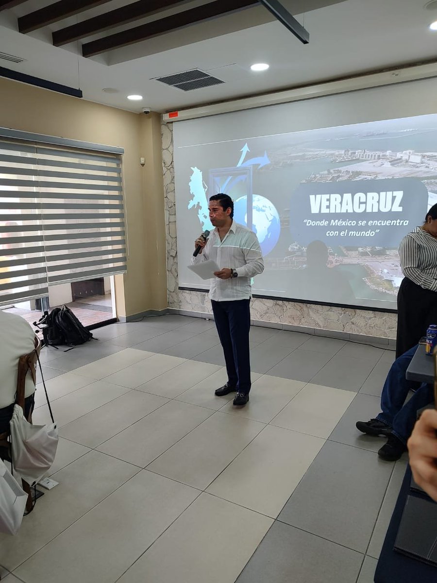 AMACARGA's tweet photo. ¡Así se vivió la Jornada Regional Veracruz de AMACARGA! 🇲🇽✨

Nuestros Asociados participaron en las conferencias de AMACARGA y RECO en las oficinas de GRIVER, donde conocieron de cerca todo el trabajo que hemos estado impulsando. 💼📈 https://t.co/03F887dJgo