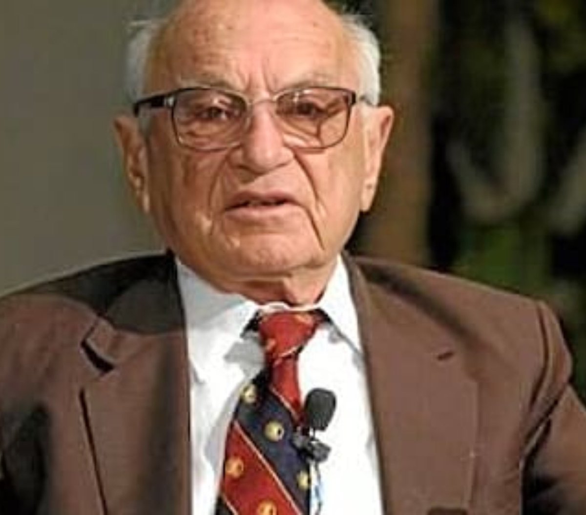 rcas1's tweet photo. La batalla cultural que encaró Milton Friedman, permitió a Occidente superar la tragedia inflacionaria que generó el panfleto de Keynes.

Con su batalla e inmenso carisma, Milton Friedman finalmente recuperó la estabilidad monetaria de occidente. Puso en evidencia todos los errores de Keynes. 

Batalla que con otro estilo antes encaró Hayek (discípulo de Mises), pero el mundo no lo escuchó y terminó en el pantano inflacionario keynesiano.

Más aún, Milton recuperó la cultura liberal en occidente y la confianza al capitalismo de libre empresa que Keynes se encargó de denostar. 

2026. Milei en la ONU le hace tributo a Milton Friedman, utilizando la misma corbata que el mismo Milton Friedman utilizó en tributo a Adam Smith.

Pequeños detalles, inmensos gestos.