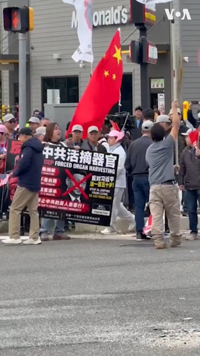 习近平抵达安德鲁斯联合基地 外迎接者与抗议者爆发言语冲突