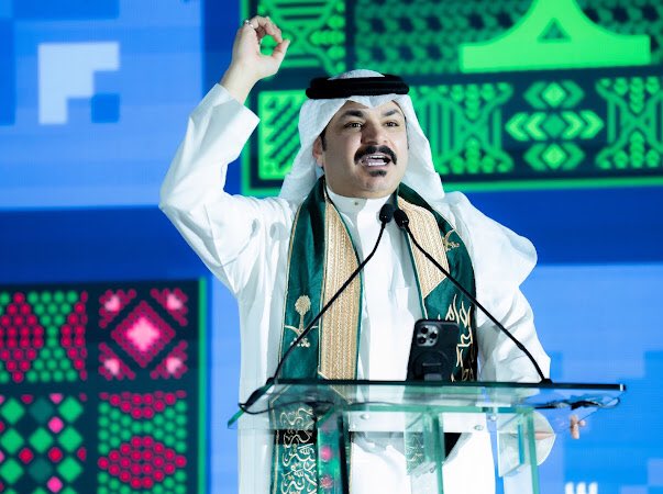 GuryatM's tweet photo. بحضور سعادة محافظ القريات الدكتور طلال بن مشل التمياط، أقامت بلدية محافظة القريات احتفال اليوم الوطني السعودي في المركز الحضاري، وسط حضور من المسؤولين والأهالي والزوار.

وتضمّن الحفل برنامجاً وطنياً وتفاعلياً متنوعاً شمل عروضاً فنية واستعراضية وفنوناً شعبية، إلى جانب فرق متجولة وفقرات ترفيهية متنوعة بمشاركة عدد من الفنانين والشعراء.

كما شهدت الفعاليات مشاركة 40 بوثاً للأسر المنتجة والمطاعم والكافيهات والجهات المشاركة، التي قدّمت منتجات وتجارب متنوعة أسهمت في إثراء تجربة الزوار.
#بلدية_محافظة_القريات 
#عزنا_بطبعنا 
#اليوم_الوطني_السعودي