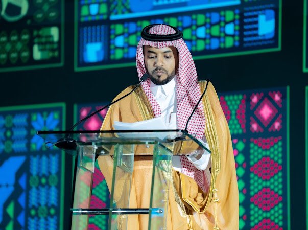 GuryatM's tweet photo. بحضور سعادة محافظ القريات الدكتور طلال بن مشل التمياط، أقامت بلدية محافظة القريات احتفال اليوم الوطني السعودي في المركز الحضاري، وسط حضور من المسؤولين والأهالي والزوار.

وتضمّن الحفل برنامجاً وطنياً وتفاعلياً متنوعاً شمل عروضاً فنية واستعراضية وفنوناً شعبية، إلى جانب فرق متجولة وفقرات ترفيهية متنوعة بمشاركة عدد من الفنانين والشعراء.

كما شهدت الفعاليات مشاركة 40 بوثاً للأسر المنتجة والمطاعم والكافيهات والجهات المشاركة، التي قدّمت منتجات وتجارب متنوعة أسهمت في إثراء تجربة الزوار.
#بلدية_محافظة_القريات 
#عزنا_بطبعنا 
#اليوم_الوطني_السعودي