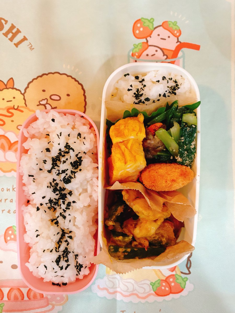chi_kuma100's tweet photo. 今日のお弁当🍱
18になって、初のお弁当だよ🎂
ご飯入れにく過ぎて、2分割することにしました https://t.co/YDaUwvk2ie