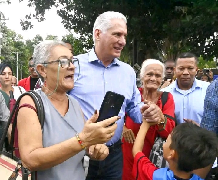 JorgeMadrigalD's tweet photo. Nuestro Presidente Miguel @DiazCanelB  visitó hoy la barriada de “La Timba”, perteneciente al Consejo Popular Vedado, del municipio Plaza de la Revolución, donde intercambió con sus pobladores. #CubaVencerá #Cuba @PresidenciaCuba @IzquierdoAlons1 https://t.co/utTAYe5Yz8