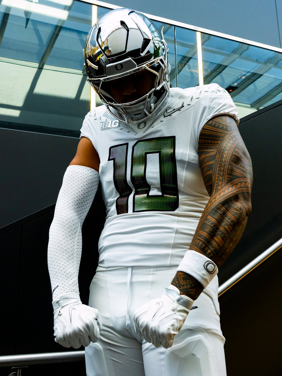 GoDucks's tweet photo. Warp speed.

Game 4 uniform combo for @OregonFootball. #GoDucks https://t.co/iqLEs2z6FG