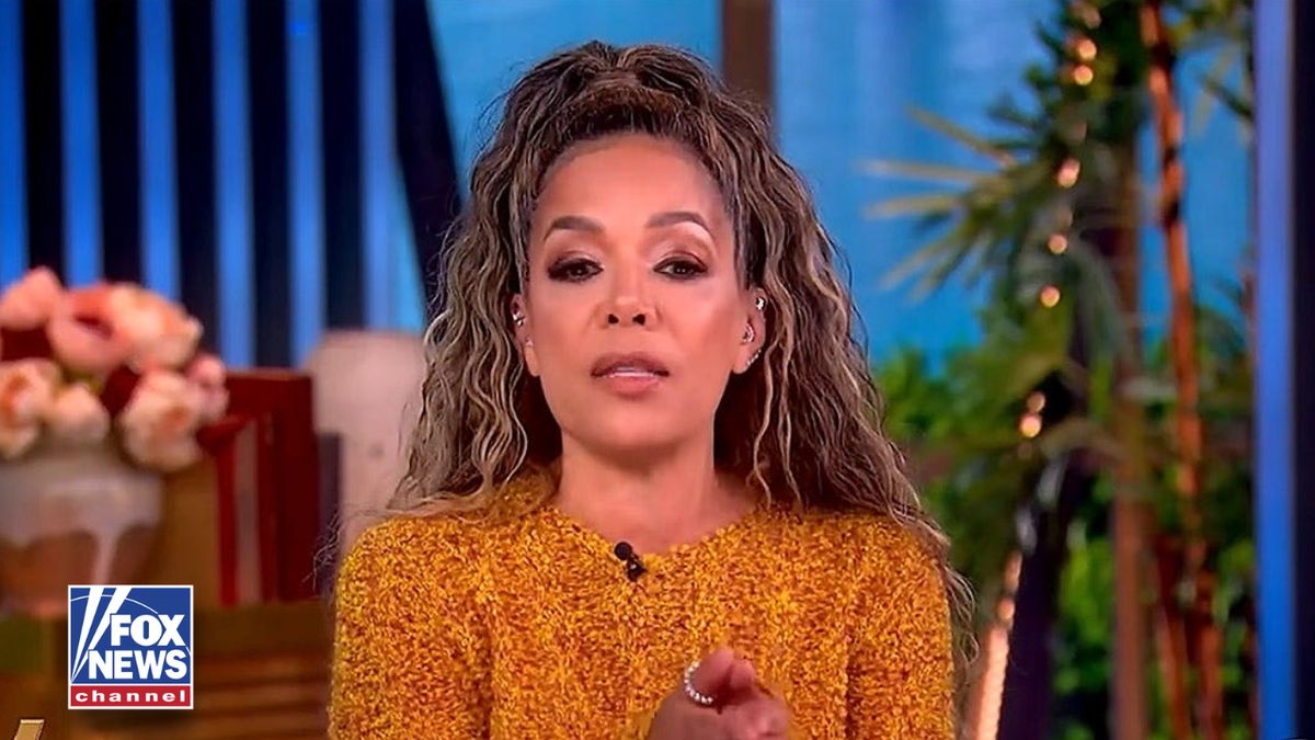 FoxNews's tweet photo. Sunny Hostin reveals she initially stood alone in refusing to convict a killer. 

Hostin was a juror on the 1991 murder trial of Daniel Rakowitz, who killed, dismembered, and boiled the body parts of his roommate Monika Beerle.

“The View” co-host says the other jurors were furious with her, with one even throwing a chair at her, but she eventually persuaded the entire panel.

"We ended up, all 12 unanimously, voting that he was not criminally responsible by reason of insanity."

"That's how much I believe in the insanity defense."

Rakowitz was sent to a state psychiatric facility following the verdict.

Read more about the revelation here: https://t.co/SXyPRhrne4