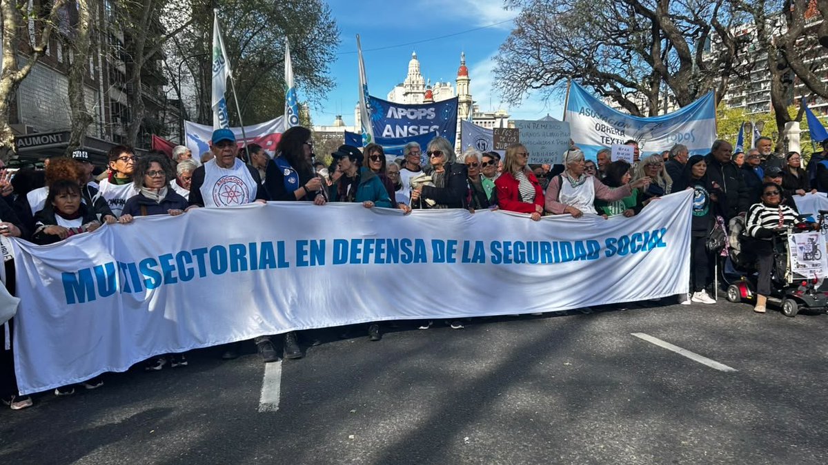 utectera's tweet photo. Hoy acompañamos a nuestrxs compañerxs jubiladxs en defensa de sus derechos y la seguridad social. 
A días de un nuevo Día del Jubiladx seguimos exigiendo al gobierno de Milei que se restituyan los derechos adquiridos. 

¡Unidad de lxs trabajadorxs! https://t.co/IYOQm39D24
