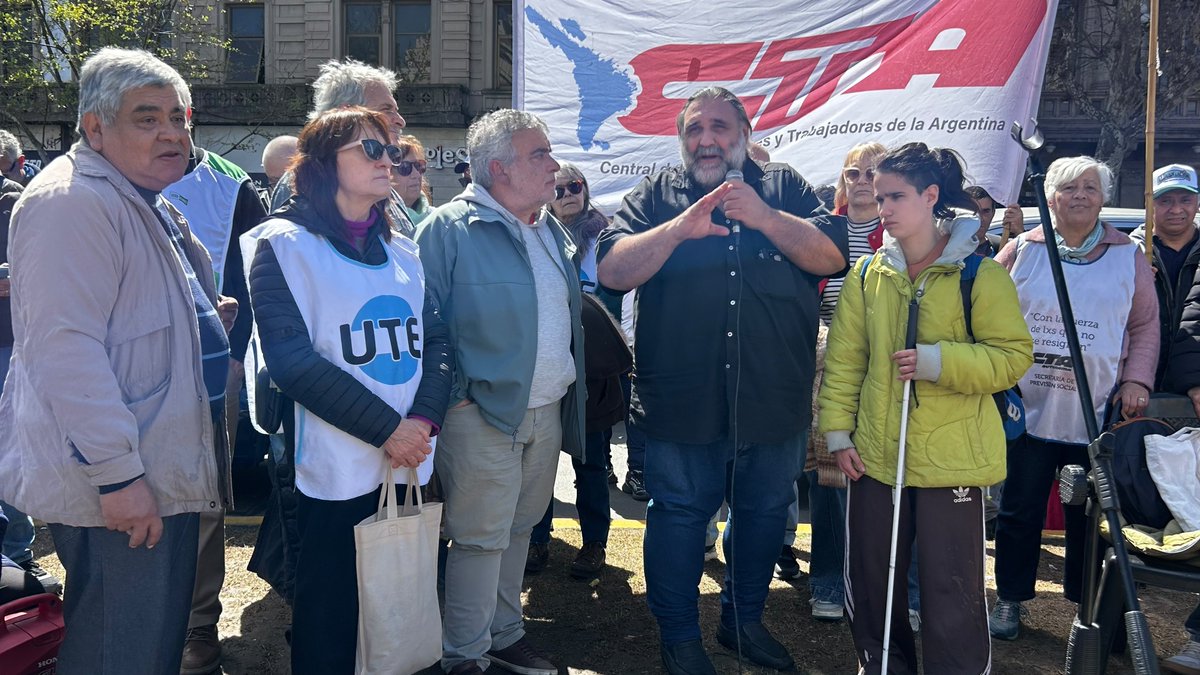 utectera's tweet photo. Hoy acompañamos a nuestrxs compañerxs jubiladxs en defensa de sus derechos y la seguridad social. 
A días de un nuevo Día del Jubiladx seguimos exigiendo al gobierno de Milei que se restituyan los derechos adquiridos. 

¡Unidad de lxs trabajadorxs! https://t.co/IYOQm39D24