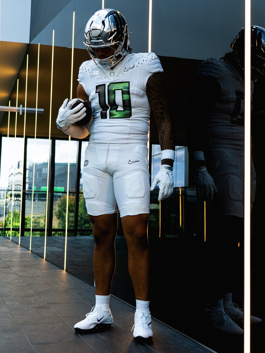 GoDucks's tweet photo. Warp speed.

Game 4 uniform combo for @OregonFootball. #GoDucks https://t.co/iqLEs2z6FG