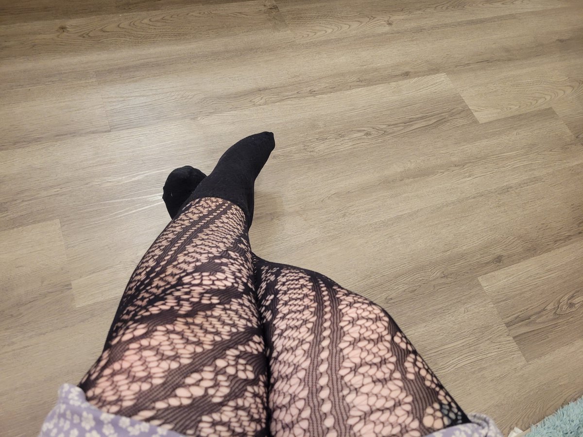 lacelustkitten's tweet photo. New tights these might become my favorite pair #fishnettights #thickthighs #legworship #fettish https://t.co/mFWezdhIJs