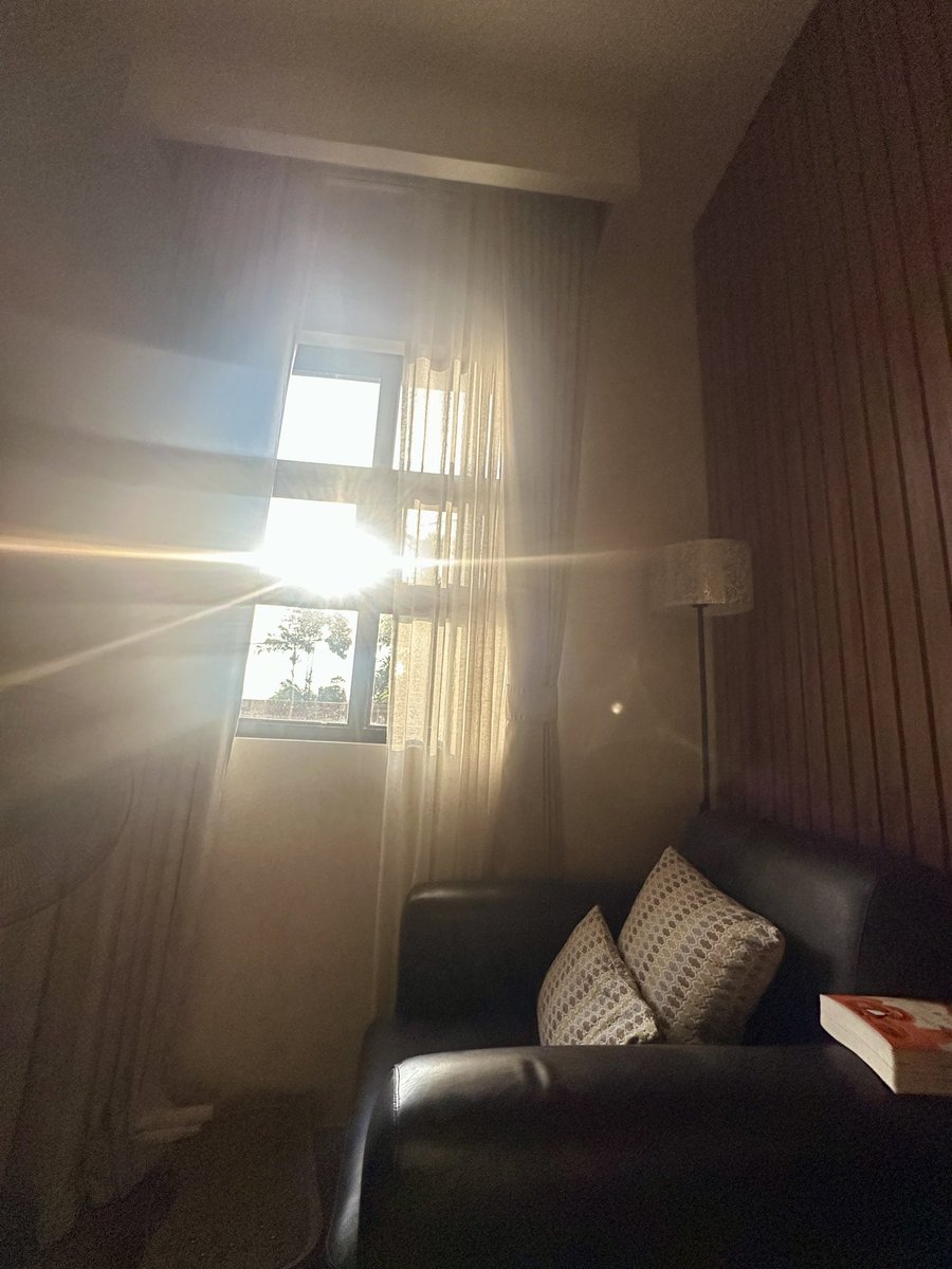 queencastles777's tweet photo. โThe aim of therapy is to enable the patient to confront his own history and grieve over it.โ
Moving through Part 4 today as my miracle morning sun breaks through..
Thereโs so much power in learning how to let things process in their own divine time..
At 70% of The Silent Patient, โtrust no oneโ mode. Theo starts feeling less like just her therapist and more like someone investigating the mystery around herโฆ i loveee that.. no spoilers! Iโll finish this today! Awww tsk!