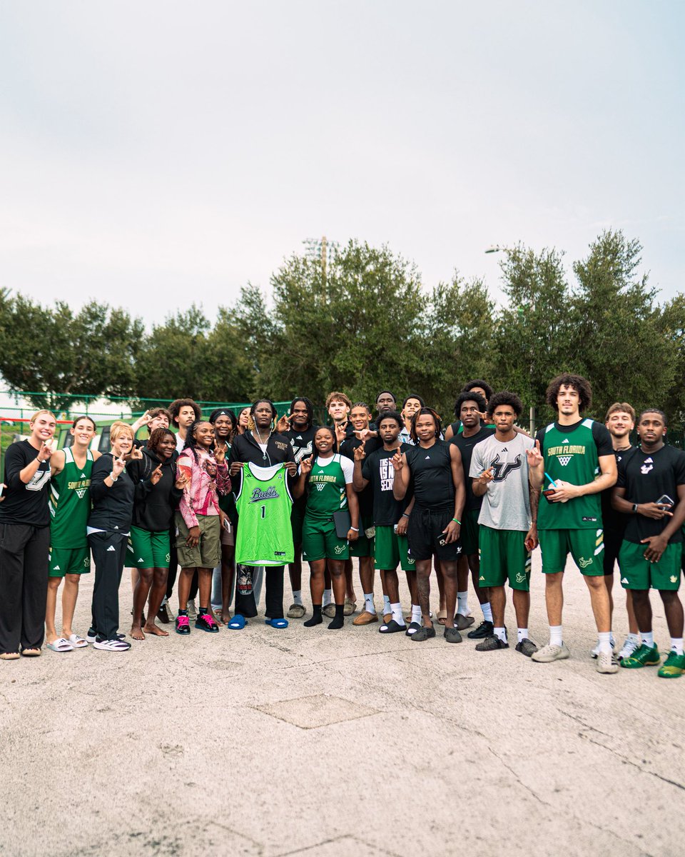 USFAthletics's tweet photo. 🤘 x 🐍 https://t.co/GQGzLCw0MC