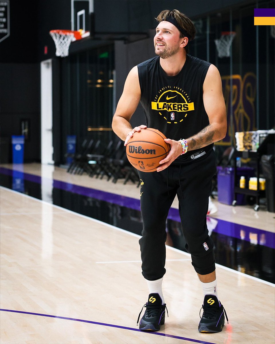 Lakers's tweet photo. Foot on the gas https://t.co/DNTXT5o5eT