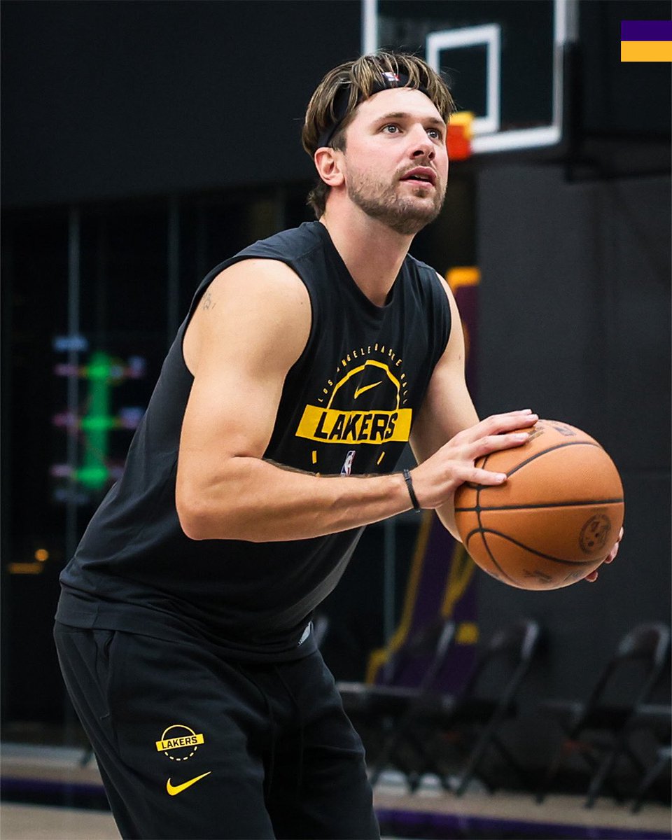 Lakers's tweet photo. Foot on the gas https://t.co/DNTXT5o5eT