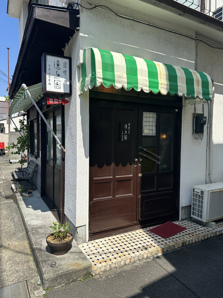 mika_sanosuke's tweet photo. 「鑑定士と顔のない依頼人」に出てくる、時計だらけのオシャレなカフェみたいなのあるかなって探したら、小田原に「途上園」ってステキなカフェがあった！
角野栄子賞は無事出せたけど、徳間新人賞間に合うかな。。いや、頑張ろう！
#イラスト #児童文学 #カフェ https://t.co/QuGM7UsiiL