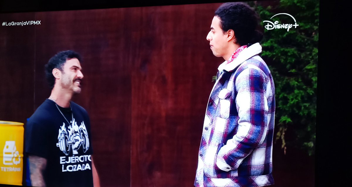 Pedro67mx's tweet photo. @lagranjavipmx Ya Fernando esta cambiando a Pascaloca por Kevin y Maneli a Kuno jajaja les nació el amor repetido por el carrito que escucharon, si cae en sus redes Kevin, no hay problema, nosotros los ubicamos acá afuera #TeamBazuka
#TeamBicolor
#LaGranjaVIPMX https://t.co/kujuZm7hA4