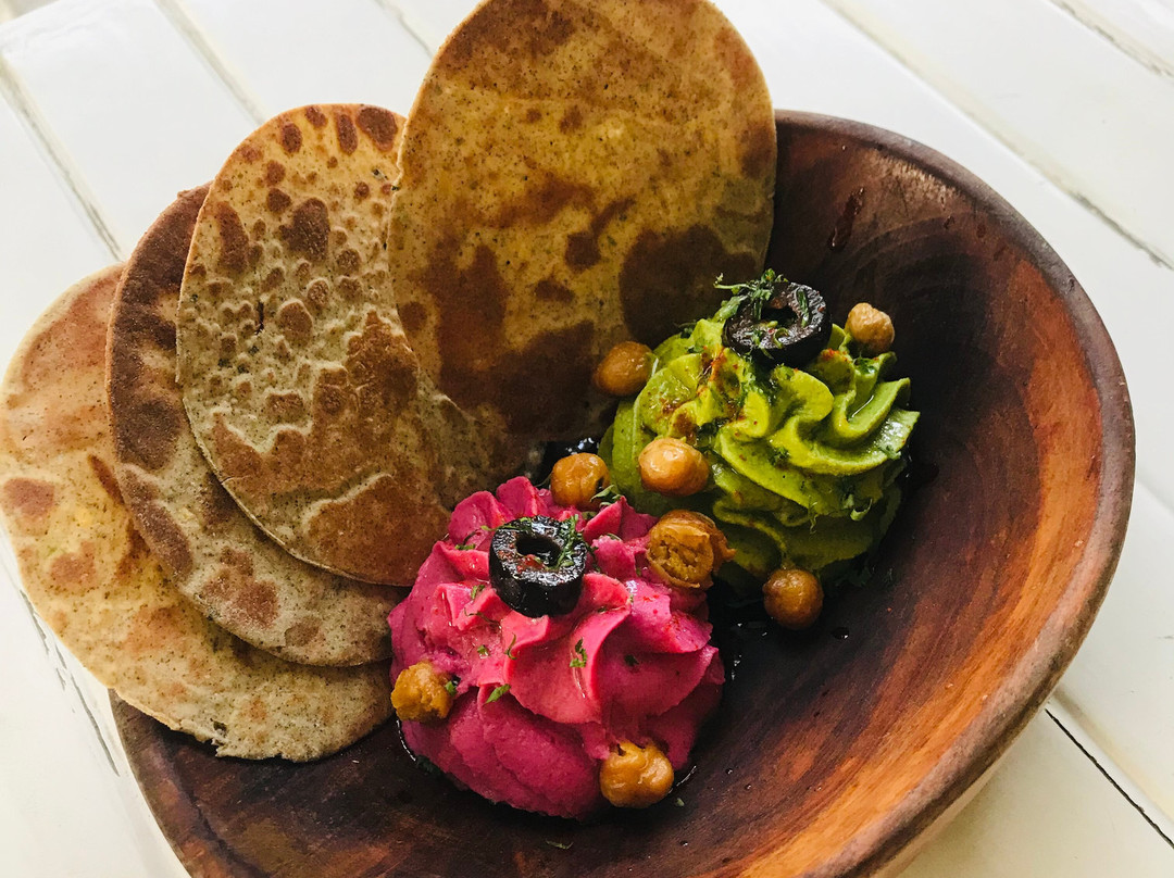 Jt87750137's tweet photo. [Lunch just hit different today—homemade veggie wrap with hummus, roasted peppers and a side of fresh berries. Simple, tasty and fuel for the afternoon!]， https://t.co/0O6FQc7tg5