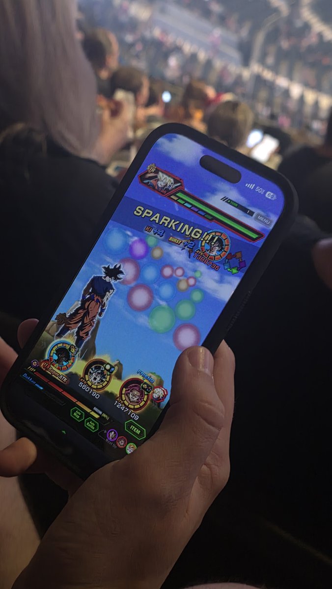 EnterTheGungle's tweet photo. dude stop playing dokkan this is GORILLAZ in concert https://t.co/fHCvUEmOFl