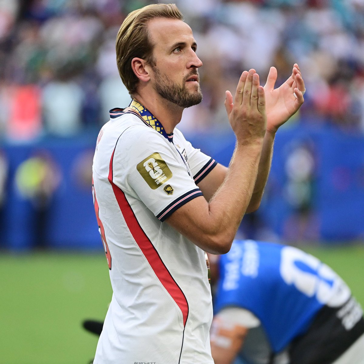 ActuFoot_'s tweet photo. 🚨🚨 Harry KANE 🏴󠁧󠁢󠁥󠁮󠁧󠁿 interrogé sur les campagnes médiatiques sans fin de YAMAL 🇪🇸 et MBAPPÉ 🇫🇷 pour le Ballon d'Or 🌕 :

« Chacun a le droit de faire ce qu'il veut dans cette situation (en campagne).

Évidemment, le Ballon d'Or est devenu de plus en plus important ces dernières années, principalement à cause des réseaux sociaux, de tout ce bruit, et de toutes ces conversations à ce sujet.

De mon point de vue, CE N’EST TOUT SIMPLEMENT PAS DANS MA PERSONNALITÉ DE PARLER DE MOI SOUS CET ANGLE. ❌

Je suis toujours très fier de ce que j'ai accompli. Et d'un point de vue principe, je sais que ce que j'ai réalisé l'année dernière était aussi bon que n'importe qui. Donc je ne veux pas non plus esquiver cela. Mais en fin de compte, mon état d'esprit est d'avancer. 

Je pense que le timing du Ballon d'Or est difficile, carvous êtes déjà dans une nouvelle saison, vous êtes déjà concentré sur ce que je peux accomplir cette année. 

Et après chaque match, vous parlez de ce que vous avez fait l'année dernière… 🙄

Donc c'est dur pour moi de m'y faire. 

Mais de mon point de vue, ce serait incroyable de le gagner, je serais extrêmement fier de le remporter.

Je pense que je suis définitivement dans la course pour le gagner, sans aucun doute. Donc le temps nous le dira, les votants voteront pour qui ils veulent.

Que (les autres prétendants) fassent plus d'interviews ou moins d'interviews ait un impact là-dessus, ça a évidemment un impact socialement, et sur le débat autour, c'est sûr.

Mais les votants réels, je ne suis pas sûr à 100 pour cent. Je pense que les votants voteront pour qui ils pensent mériter, et ils auront les informations, les stats, et ils décideront ! »

🎙️ Standard Sport via @iMiaSanMia