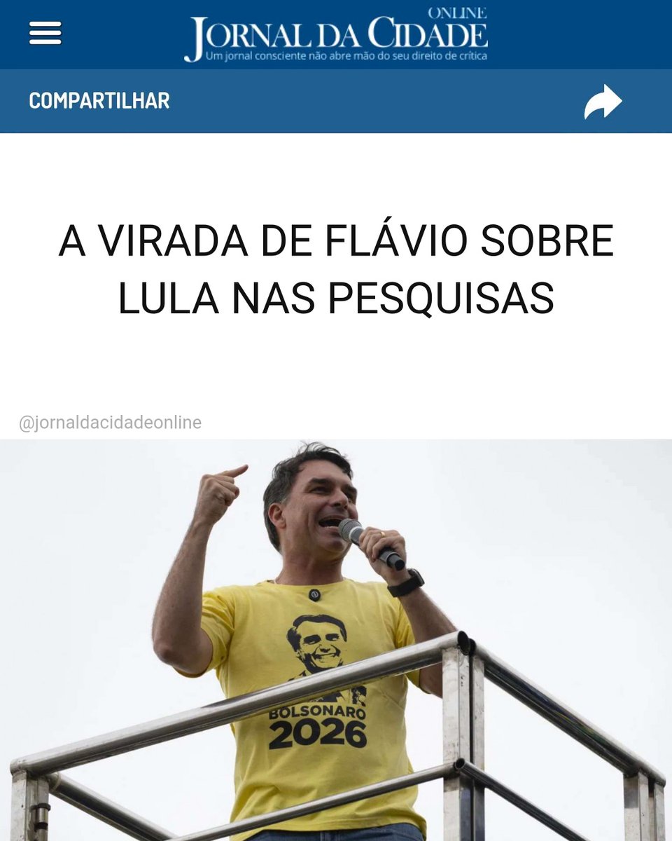 JornalDaCidadeO's tweet photo. A VIRADA DE FLÁVIO SOBRE LULA NAS PESQUISAS

Flávio Bolsonaro virou numericamente sobre Lula em diversos institutos no segundo turno e está a poucos pontos de uma vitória que, há seis meses, o campo progressista tratava como impossível.

Quaest: Flávio 42% x Lula 40%. AtlasIntel: Flávio 47,2% x Lula 46,8%. Futura: Flávio 48,1% x Lula 43,7%. GERP: Flávio 50% x Lula 43%. DataTrends: Flávio 45% x Lula 44%. Cinco institutos, cinco cenários de segundo turno liderados pelo senador. Não é ruído. É tendência.

O que mudou então? Lula perdeu tração e sua reprovação subiu: 51,5% classificam o governo como ruim ou péssimo (AtlasIntel). As crises que atingem o STF e o INSS, somadas ao endividamento público, corroem por dentro a imagem de estabilidade que a campanha petista tenta vender. E, para a maioria da população, Lula não entregou o que prometeu na economia: 54% consideram a situação econômica ruim ou péssima.

O mapa eleitoral está claro. O senador domina o Sudeste, o Sul e o Centro-Oeste. No Paraná, lidera por 61% a 30%. No Sudeste, abriu 16 pontos de vantagem. Entre eleitores com ensino superior, vence por 15 pontos.

Lula se concentra no Nordeste, entre os mais pobres e menos escolarizados. É uma base fiel, mas insuficiente desta vez. O colégio eleitoral que decide eleições — São Paulo, Minas, Rio, Paraná e Rio Grande do Sul — está com Flávio.

Matéria do Jornal da Cidade Online
