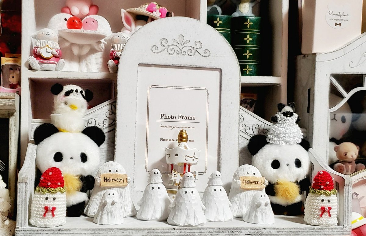 LiliLL_LiLL's tweet photo. ハロウィン準備中👻

先週、ナチュキチ昨年より数日早まったクリスマス🎄✨
クリスマス小物が出てきて忘れられそうなハロウィン👻可愛いお化けちゃんオブジェも第２弾出ていました💓
お顔の個体差が激しいので、ちまちまチェックしてる👻👻

ぱんだねこちゃん、お洋服似合う💓

#リマティベア https://t.co/A6juLKOU2b