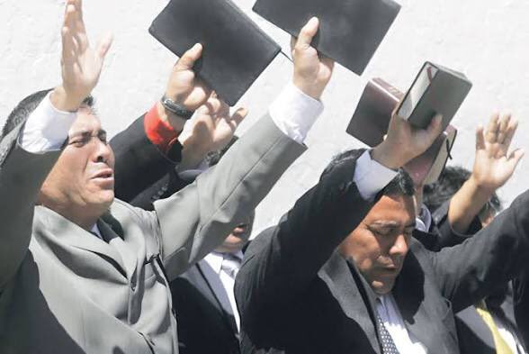 PiensaPrensa's tweet photo. Mientras te sugieren comer las sobras de comida, el Minvu destinará $5.900 millones para la construcción de iglesias
Serán 22 los proyectos de equipamiento comunitario para iglesias los beneficiados por una inversión de 143.800 UF del Ministerio de Vivienda y Urbanismo.
Se trata de una nueva línea que busca levantar 22 proyectos de equipamiento comunitario para iglesias a nivel nacional, con una inversión de 143.800 UF, es decir, alrededor de $5.900 millones.

En total, el DS27 contempla una inversión superior a 10,7 millones de UF para financiar 68 mil subsidios y 169 proyectos.
De igual manera, contemplarán espacios exteriores para actividades culturales y recreativas, además de servicios como cocina, oficinas, bodegas y baños.

Para postular, las organizaciones vecinales y Entidades Patrocinantes debían presentar sus proyectos ante el organismo hasta el 17 de septiembre, asegurándose de cumplir con los requisitos establecidos.