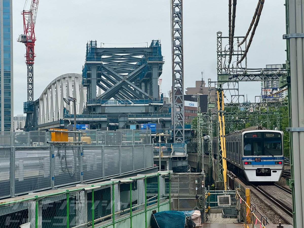 com_train_com's tweet photo. 日々変化を続ける京急本線「八ツ山跨線々路橋」の架け替え工事。ようやく送り出しが完了し、カタチになってきました。

それにしても電車と比較すると、そのスケールの大きさに驚きます。

この光景を見られるのも今だけ。

#八ツ山跨線々路橋 https://t.co/20BycNCfST