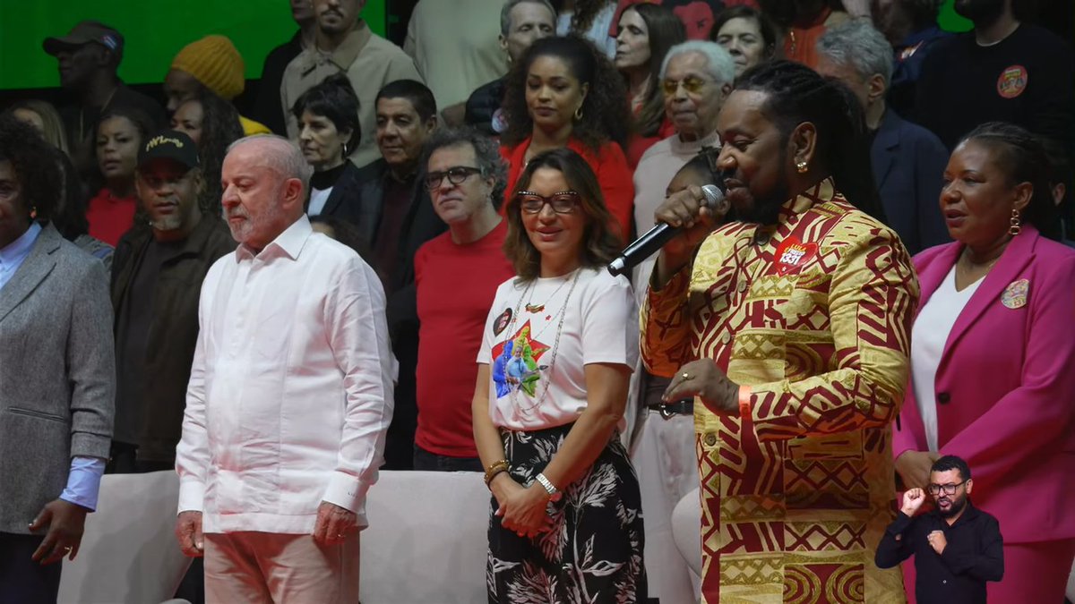 leonardooosouza's tweet photo. o lula reuniu no mesmo local: tati quebra-barraco, xamã, zeca pagodinho, marieta severo, paulinho da viola, humberto carrão, malu mader, chico buarque, pretinho da serrinha, daniela mercury, sophie charlotte e mais uma infinidade de artistas https://t.co/5mQlwzIR7a