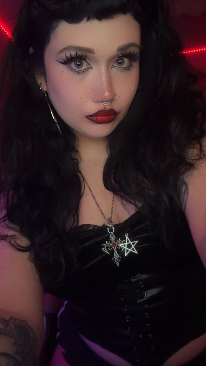 lolaporcelain's tweet photo. 🖤🩸 https://t.co/r7b4QzsVfF