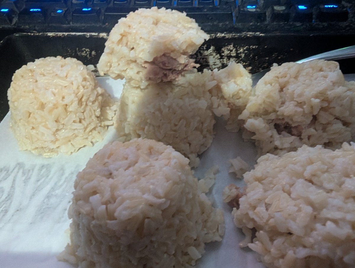 Femboy_Is_Dumb's tweet photo. Made some rice balls for dinner https://t.co/jhE6PVoeHp