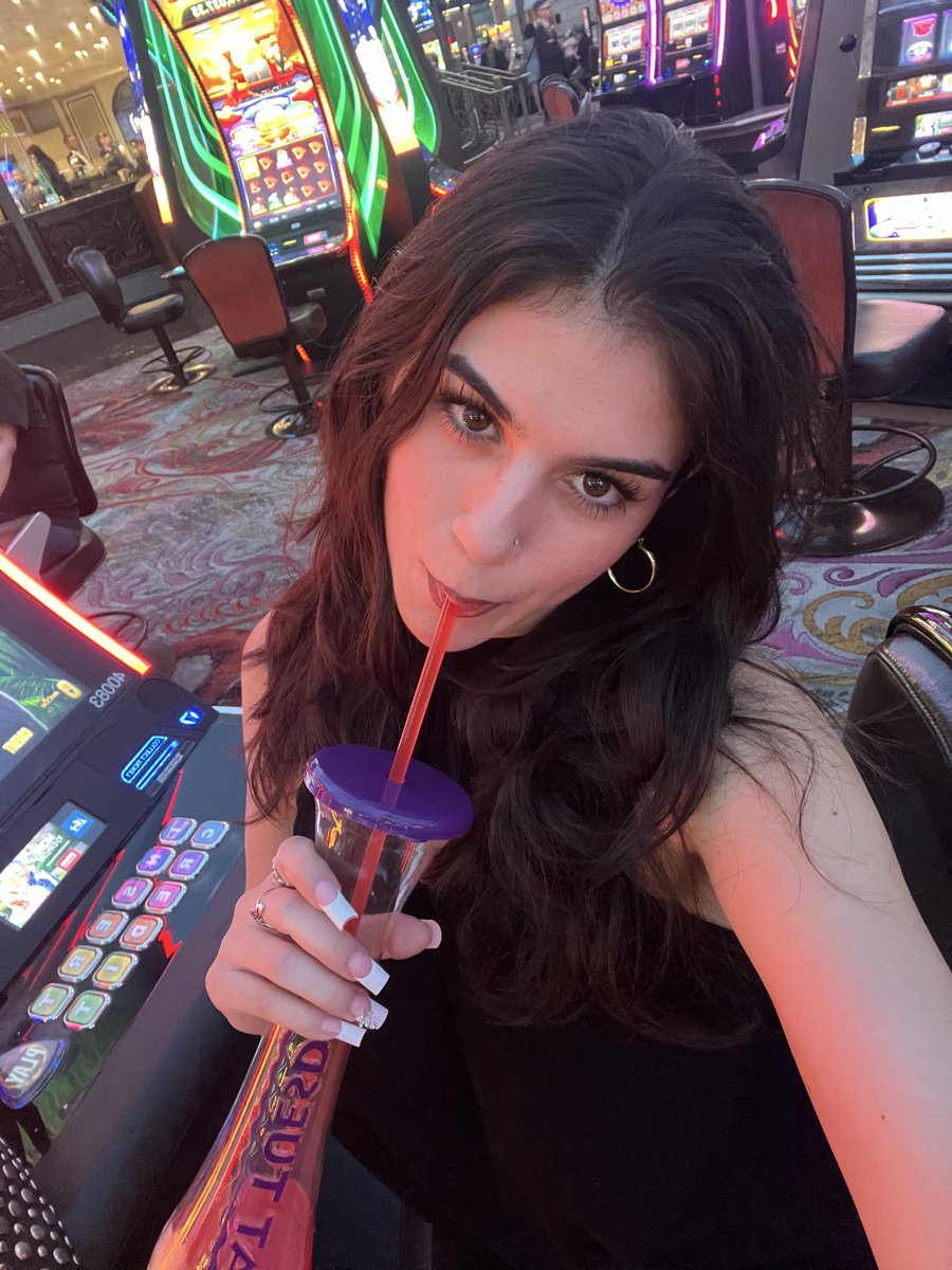 dollllheaddd's tweet photo. vegas baby 😝 https://t.co/yvRuItwiBh