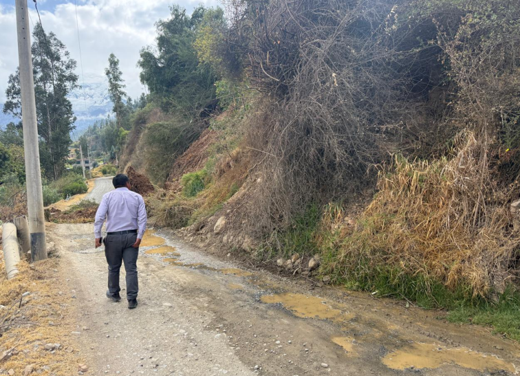 COENPeru's tweet photo. En #Áncash, el tránsito vehicular se encuentra interrumpido en el C. P. Lloclla, distrito de #Amashca, provincia de Carhuaz, tras el #Deslizamiento registrado esta mañana. Municipio local realiza la #EDAN y coordina los trabajos de limpieza y rehabilitación de la vía con el apoyo de maquinaria pesada.