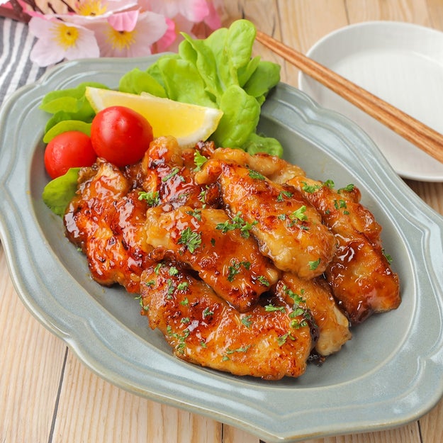 TastyJapan's tweet photo. 【鶏むね肉、こんなにおいしくなるの！？】しっとり、カリカリ、ジューシー♡ご飯が進む簡単おかずレシピ3選🥢😊

鶏むね肉を使った、簡単でご飯が進むおかずレシピ3選をご紹介します。下味冷凍でしっとり仕上げる甘辛焼き、カリカリ衣がやみつきになるクリスピーチキン、醤油麹のうまみが広がるジューシーな唐揚げ。毎日の夕食にはもちろん、お弁当のおかずにも活躍する鶏むね肉レシピです☘️

詳しいレシピはリプ欄で⬇️
