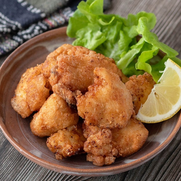 TastyJapan's tweet photo. 【鶏むね肉、こんなにおいしくなるの！？】しっとり、カリカリ、ジューシー♡ご飯が進む簡単おかずレシピ3選🥢😊

鶏むね肉を使った、簡単でご飯が進むおかずレシピ3選をご紹介します。下味冷凍でしっとり仕上げる甘辛焼き、カリカリ衣がやみつきになるクリスピーチキン、醤油麹のうまみが広がるジューシーな唐揚げ。毎日の夕食にはもちろん、お弁当のおかずにも活躍する鶏むね肉レシピです☘️

詳しいレシピはリプ欄で⬇️