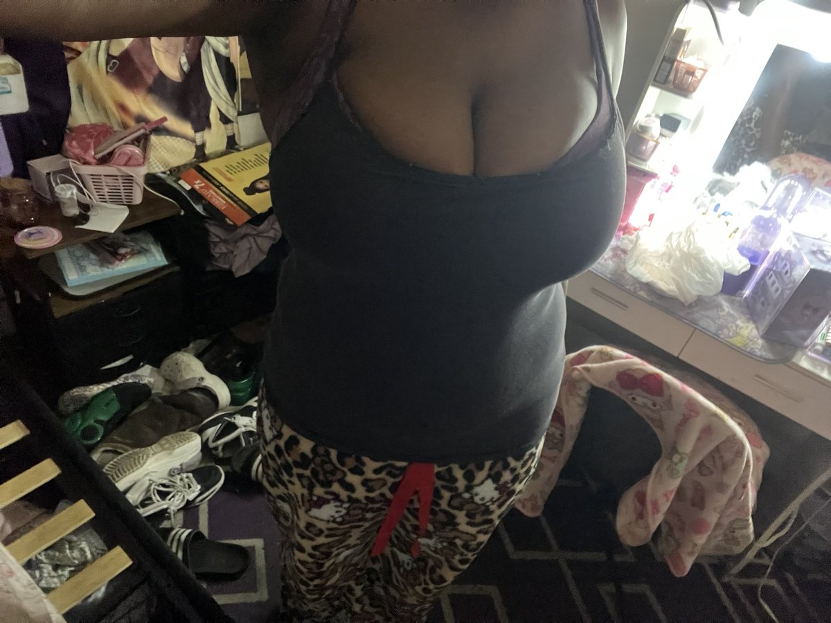 miniwoesen's tweet photo. evening (central standard time) 

my rooms a mess cus I’m lazy https://t.co/QpAV8qODZg