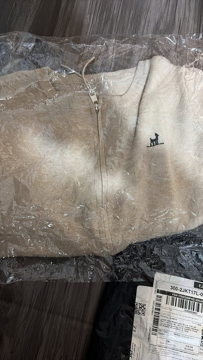 sahza____'s tweet photo. plss lah stop jadi orang jahat baju udah dipake terus di retur??? kasian loh seller yg kalian retur tanpa alesan yg jelas itu😭 https://t.co/1euUXmj3K0